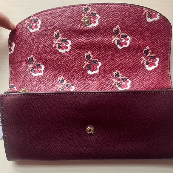 *RARE* COACH Metallic Cherry Bramble Rose Crossgrain Leather
Envelope Wallet Nwt - Picture 9 of 14